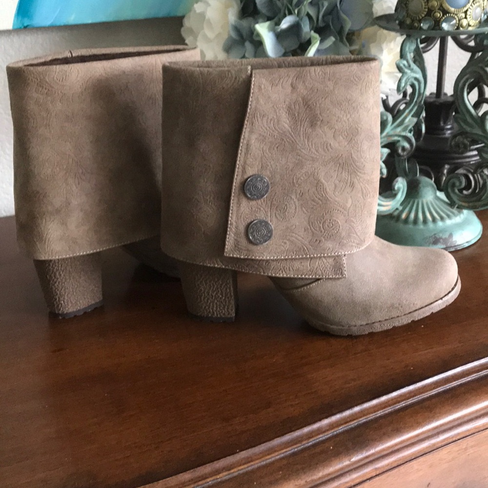 Mukluks boots new without tags
